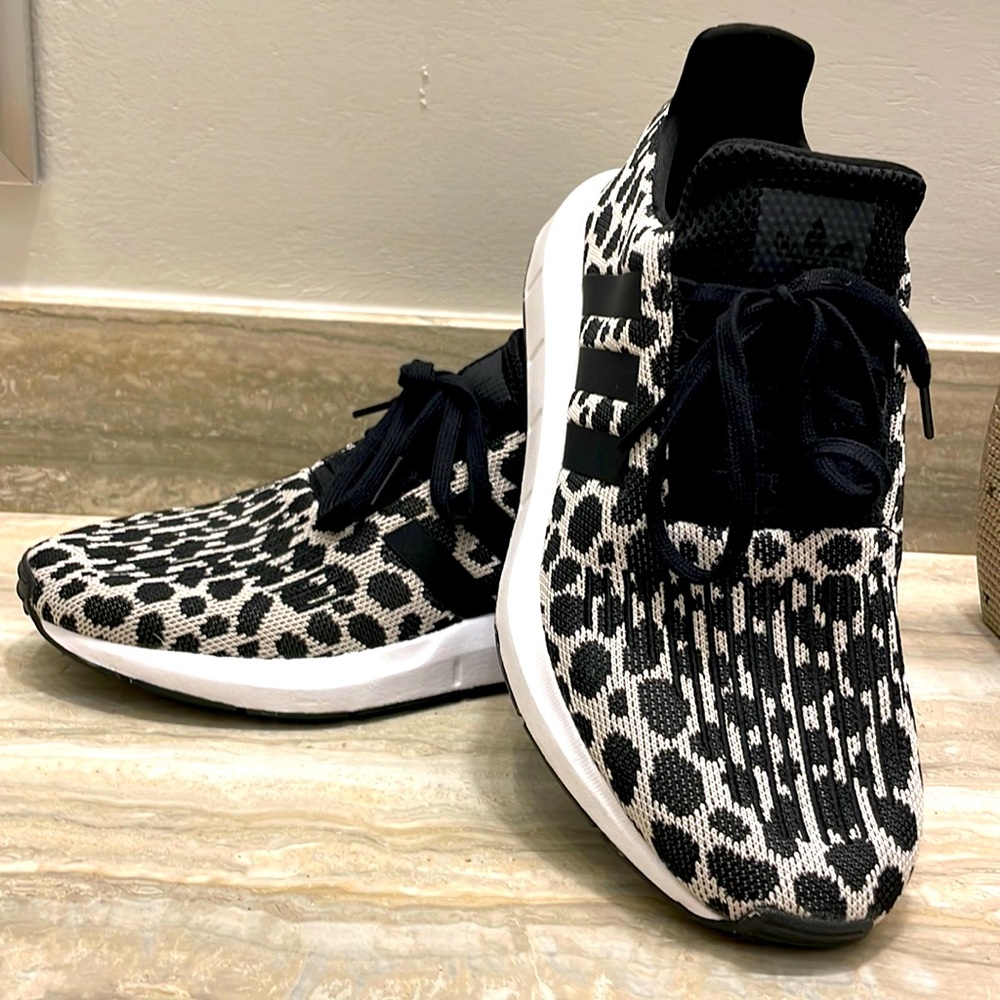 EUC Leopard Print adidas sz 10